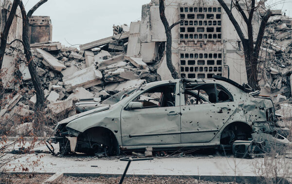 поврежденные и разграбленные автомобили в городе на Украине во время войны с Россией
