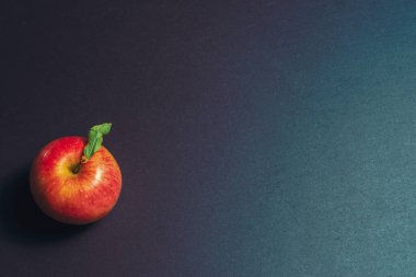 Mutfak taşından bir masada bir elma izole edilmiş arkaplan deseni