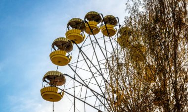 Sonbaharda Çernobil Ukrayna 'da terk edilmiş bir lunaparkta eski bir atlıkarınca tekerleği.