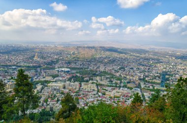 Tiflis merkezinin sisli panoramik üst görüntüsü