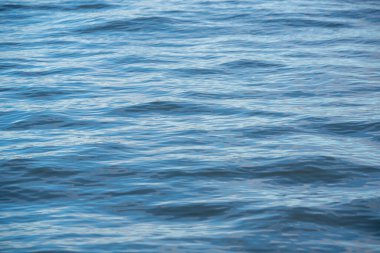 Küçük dalgalı mavi nehir suyu deseni