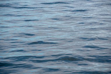 Küçük dalgalı mavi nehir suyu deseni