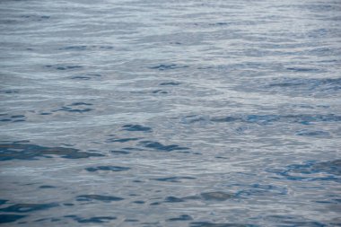 Küçük dalgalı mavi nehir suyu deseni