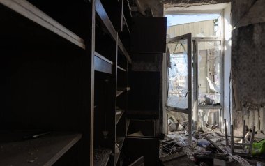 Ukrayna 'daki savaş sırasında şehirdeki evleri yakıp yıktılar.