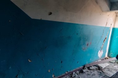 Ukrayna 'daki savaş sırasında şehirdeki evleri yakıp yıktılar.