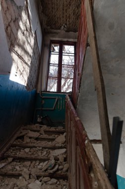 Ukrayna 'daki savaş sırasında şehirdeki evleri yakıp yıktılar.