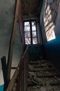 Ukrayna 'daki savaş sırasında şehirdeki evleri yakıp yıktılar.