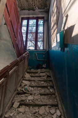 Ukrayna 'daki savaş sırasında şehirdeki evleri yakıp yıktılar.