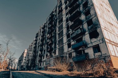 Ukrayna 'daki savaş sırasında şehirdeki evleri yakıp yıktılar.
