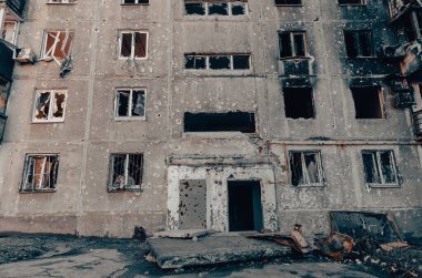 Ukrayna 'daki savaş sırasında şehirdeki evleri yakıp yıktılar.