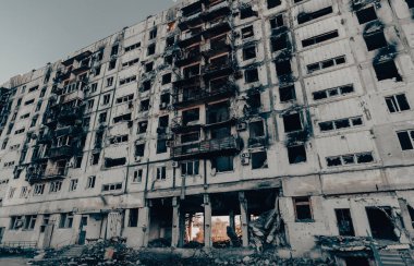 Ukrayna 'daki savaş sırasında şehirdeki evleri yakıp yıktılar.