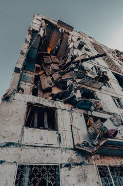 Ukrayna 'daki savaş sırasında şehirdeki evleri yakıp yıktılar.