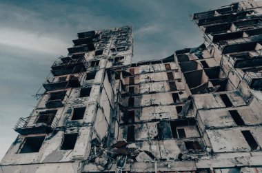 Ukrayna 'daki savaş sırasında şehirdeki evleri yakıp yıktılar.