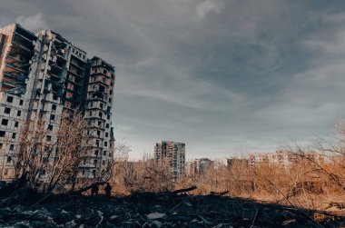 Ukrayna 'daki savaş sırasında şehirdeki evleri yakıp yıktılar.