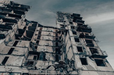 Ukrayna 'daki savaş sırasında şehirdeki evleri yakıp yıktılar.