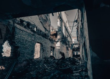 Ukrayna 'daki savaş sırasında şehirdeki evleri yakıp yıktılar.