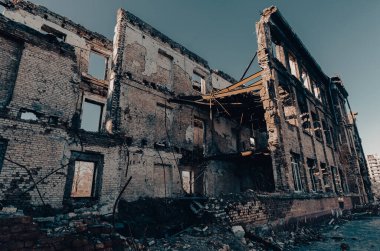 Ukrayna 'daki savaş sırasında şehirdeki evleri yakıp yıktılar.