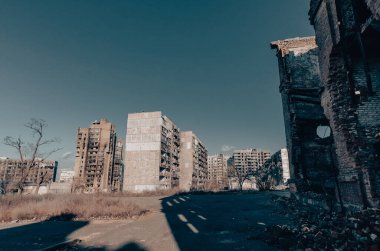 Ukrayna 'daki savaş sırasında şehirdeki evleri yakıp yıktılar.