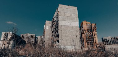 Ukrayna 'daki savaş sırasında şehirdeki evleri yakıp yıktılar.