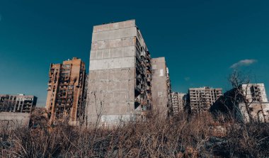 Ukrayna 'daki savaş sırasında şehirdeki evleri yakıp yıktılar.