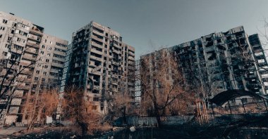 Ukrayna 'daki savaş sırasında şehirdeki evleri yakıp yıktılar.