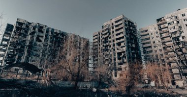 Ukrayna 'daki savaş sırasında şehirdeki evleri yakıp yıktılar.