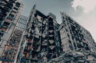 Ukrayna 'daki savaş sırasında şehirdeki evleri yakıp yıktılar.