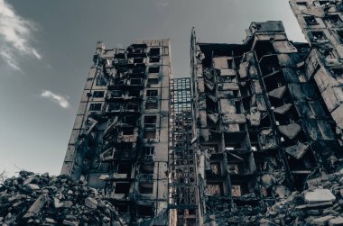 Ukrayna 'daki savaş sırasında şehirdeki evleri yakıp yıktılar.