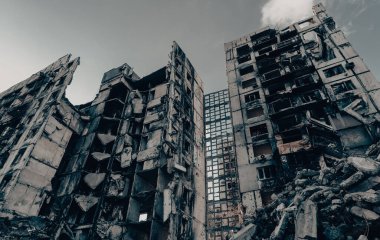 Ukrayna 'daki savaş sırasında şehirdeki evleri yakıp yıktılar.
