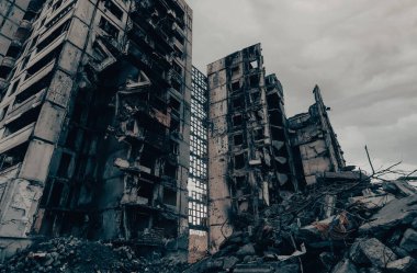 Ukrayna 'daki savaş sırasında şehirdeki evleri yakıp yıktılar.