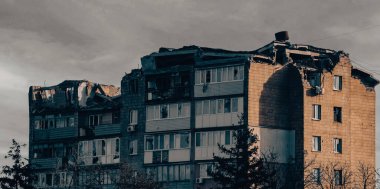 Ukrayna 'daki savaş sırasında şehirdeki evleri yakıp yıktılar.