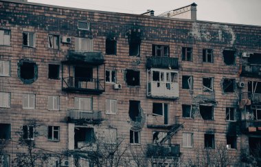 Ukrayna 'daki savaş sırasında şehirdeki evleri yakıp yıktılar.