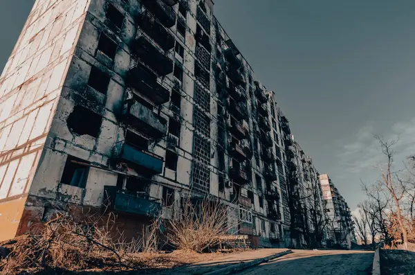 Ukrayna 'daki savaş sırasında şehirdeki evleri yakıp yıktılar.