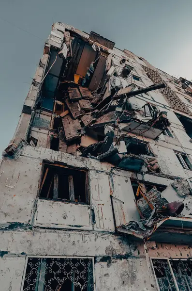 Ukrayna 'daki savaş sırasında şehirdeki evleri yakıp yıktılar.