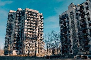 Ukrayna 'daki savaş sırasında şehirdeki evleri yakıp yıktılar.