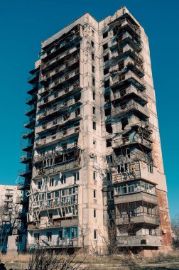 Ukrayna 'daki savaş sırasında şehirdeki evleri yakıp yıktılar.
