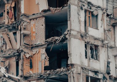 Ukrayna 'daki savaş sırasında şehirdeki evleri yakıp yıktılar.