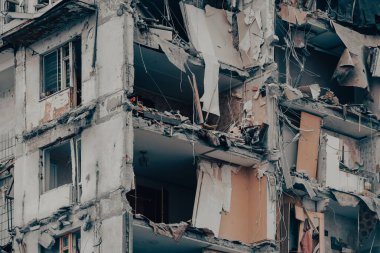 Ukrayna 'daki savaş sırasında şehirdeki evleri yakıp yıktılar.