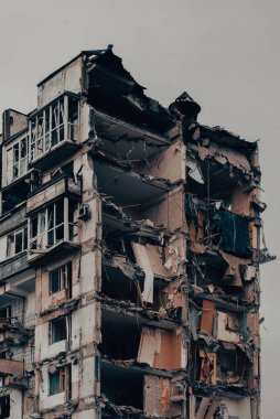 Ukrayna 'daki savaş sırasında şehirdeki evleri yakıp yıktılar.