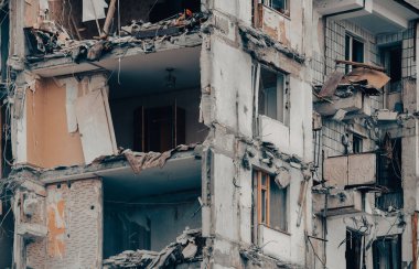 Ukrayna 'daki savaş sırasında şehirdeki evleri yakıp yıktılar.