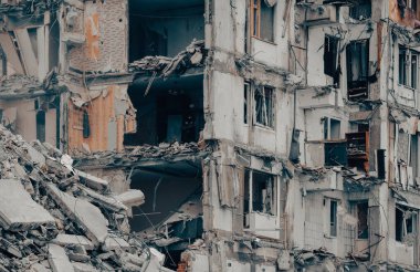Ukrayna 'daki savaş sırasında şehirdeki evleri yakıp yıktılar.