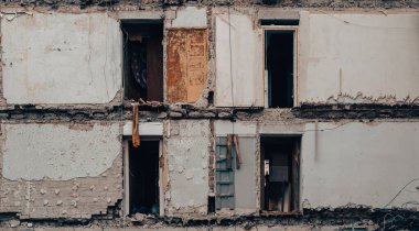 Ukrayna 'daki savaş sırasında şehirdeki evleri yakıp yıktılar.