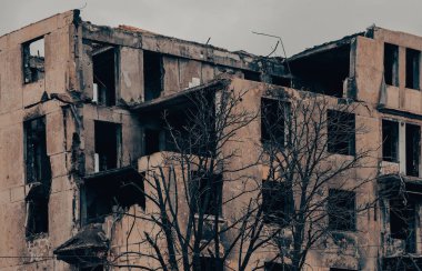 Ukrayna 'daki savaş sırasında şehirdeki evleri yakıp yıktılar.