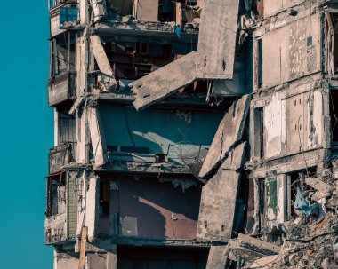 Ukrayna 'daki savaş sırasında şehirdeki evleri yakıp yıktılar.