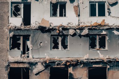 Ukrayna 'daki savaş sırasında şehirdeki evleri yakıp yıktılar.