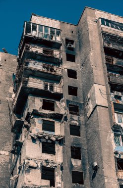 Ukrayna 'daki savaş sırasında şehirdeki evleri yakıp yıktılar.