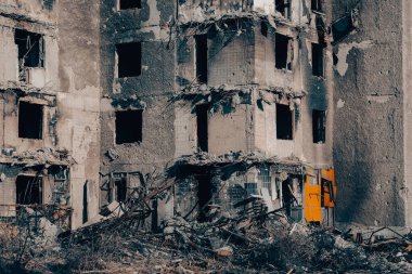 Ukrayna 'daki savaş sırasında şehirdeki evleri yakıp yıktılar.