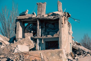 Ukrayna 'daki savaş sırasında şehirdeki evleri yakıp yıktılar.