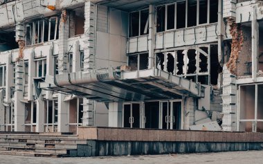 Ukrayna 'daki savaş sırasında şehirdeki evleri yakıp yıktılar.