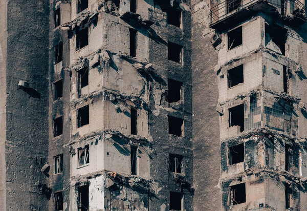 разрушенные и сожженные дома в городе во время войны на Украине